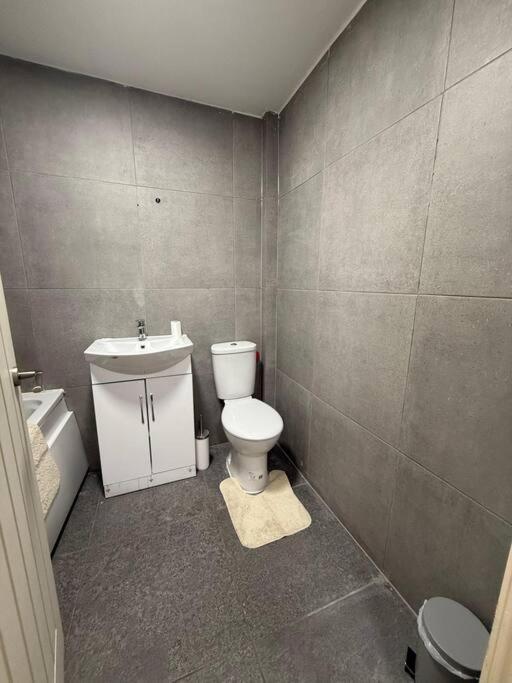 Modern 1 Bedroom - 5 Min Walk From Princess Street Eb1 爱丁堡 外观 照片