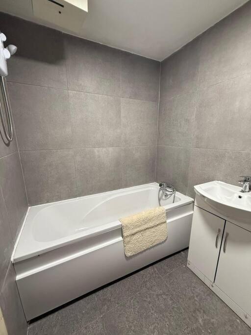 Modern 1 Bedroom - 5 Min Walk From Princess Street Eb1 爱丁堡 外观 照片